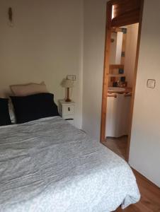 una camera da letto con un letto e una lampada sul comodino di Casa del lince a Inazares