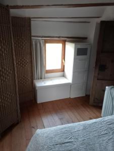 una camera da letto con finestra, letto e pavimenti in legno di Casa del lince a Inazares