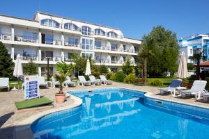 a swimming pool in front of a hotel at Complex Moskoyani in Nesebar