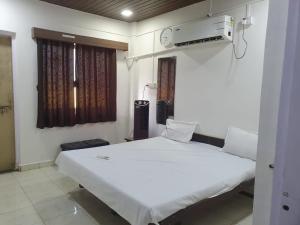 Postel nebo postele na pokoji v ubytování Shree Krupa Cottage