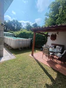 a patio with a table and chairs and a tub at Casa Allariz in Allariz