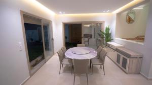 a dining room with a table and chairs at Villa a cabonegro tetouan in Tetouan