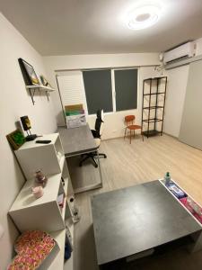 una habitación con una sala de clase con mesa y sillas en MANIU-APUSULUI Studio, en Bucarest