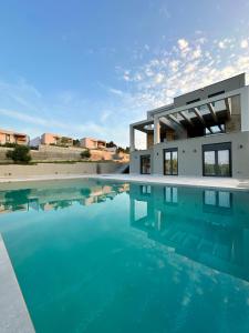 Πισίνα στο ή κοντά στο Sani Invictus Villa