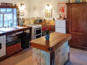 Dapur atau dapur kecil di Stable Cottage +8 gambar