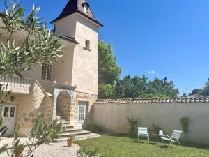 an external view of a building with two chairs at La Sénéchalerie in Chasselay
