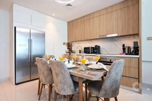 ein Esszimmer mit Tisch und Stühlen in einer Küche in der Unterkunft Luxury 2 Bedroom Apartment - Private Beach - Emaar Beach Vista in Dubai + 23 Fotos