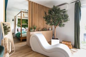 オードンジュにあるLa Cachette des amoureux balnéo en duoのリビングルーム(白い椅子、鏡付)