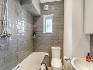 ein Badezimmer mit Badewanne, Toilette und Waschbecken in der Unterkunft Wharfedale Cottage in Harrogate + 3 Fotos