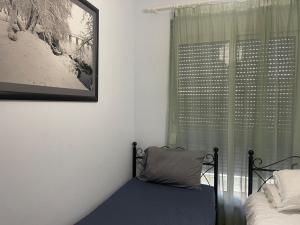 une chambre avec un lit et une fenêtre dans l'établissement Apartament In Lalzi Bay, Lura 1 Complex, à Draç