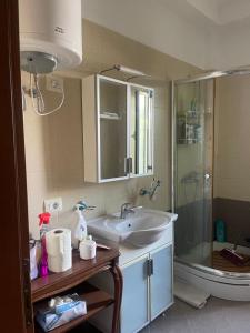 une salle de bain avec un lavabo et une douche dans l'établissement Apartament In Lalzi Bay, Lura 1 Complex, à Draç