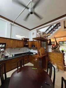 une cuisine avec une table et un ventilateur de plafond dans l'établissement Đại Nội Saphia Homestay, à Hue