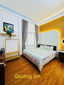 une chambre avec un lit dans une pièce dans l'établissement Đại Nội Saphia Homestay, à Hue