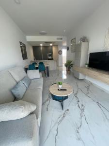 una sala de estar con un sofá y una mesa en Sunrise Luxury Apartment, en La Florida