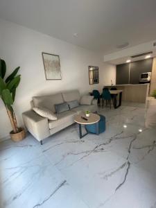 una sala de estar con un sofá y una mesa en Sunrise Luxury Apartment, en La Florida