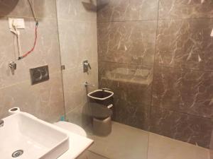 une salle de bain avec une douche, des toilettes et un lavabo dans l'établissement River Retreat Resort, à Pahalgām