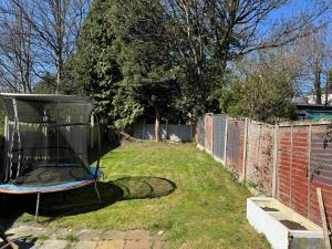 ブラッドフォードにあるCosy Stay Near Arena & Leeds Bradford Airport two bedroom Houseの芝生の中に置かれた庭