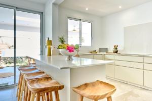 Kuchyň nebo kuchyňský kout v ubytování Villa Bel Amour Luxe Plage Marina Golf tout à pied + 65 fotografií