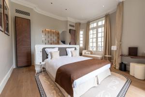 a bedroom with a large bed in a room at Hôtel des Arts in Angoulême