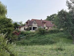 una casa situata in cima a una collina di Charming house surrounded by nature a Courtonne-la-Meurdrac