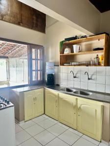 Køkken eller tekøkken på Descanso da Preguiça, as margens do rio preguiça