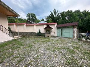 a house with a large yard with a garage at Quba Dağ Mənzərəli Bağ Evi Quba Mountain View Garden House in Küsnǝt