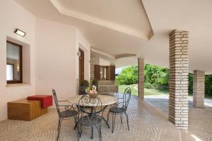 Χώρος καθιστικού στο Villa Viu with Pool and Lake View