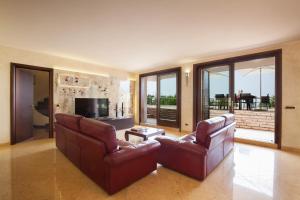 Μια τηλεόραση ή/και κέντρο ψυχαγωγίας στο Villa Viu with Pool and Lake View