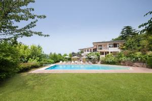 Πισίνα στο ή κοντά στο Villa Viu with Pool and Lake View