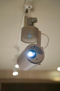une lampe suspendue au plafond dans une pièce dans l'établissement Hotel KOTO, à Sapporo