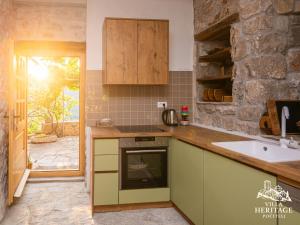une cuisine avec un évier et un plan de travail dans l'établissement Pocitelj Heritage Stone Villa, à Počitelj