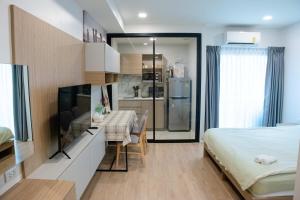 Ένα ή περισσότερα κρεβάτια σε δωμάτιο στο Cozy Studio in Jed Yod Nimman Steps to Convenience Store +30 φωτογραφίες