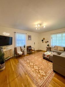 Una sala de estar con un sofá y un televisor. en Downtown ATX! Deep Eddy Bungalow #B, en Austin