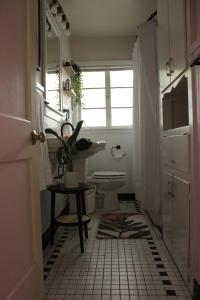 baño con aseo, mesa y ventana en Downtown ATX! Deep Eddy Bungalow #B, en Austin 47 fotos más