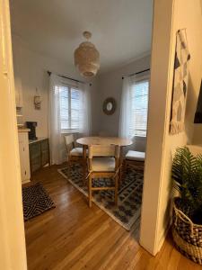 Una cocina y un comedor con mesa y sillas. en Downtown ATX! Deep Eddy Bungalow #B, en Austin