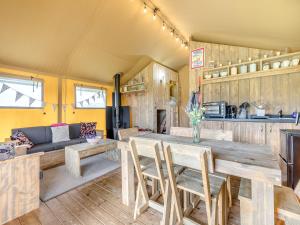 Una cocina y una sala de estar con mesa y sillas. en Muntjac - Uk47396, en Bawdeswell 13 fotos más