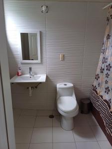 オアハカにあるIn San Felipe, 3 blocks from the churchのトイレと洗面台のある小さなバスルーム +18枚の写真