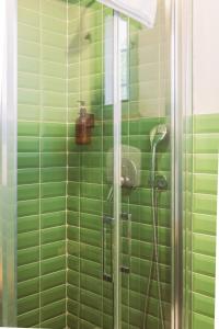 a green tiled bathroom with a shower with at Galeta Masseria in Nardò