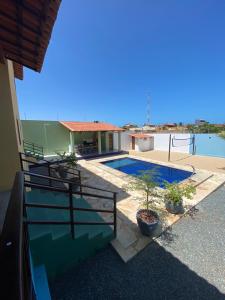 ein Haus mit einem Swimmingpool neben einem Gebäude in der Unterkunft Casa Maju in Aquiraz
