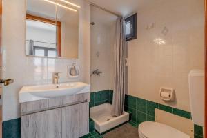 Ένα μπάνιο στο Aspa sunny &cozy beach house in Plaka , Elounda +47 φωτογραφίες