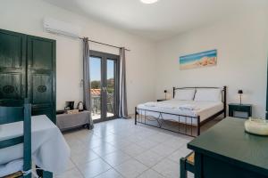 Ένα ή περισσότερα κρεβάτια σε δωμάτιο στο Aspa sunny &cozy beach house in Plaka , Elounda
