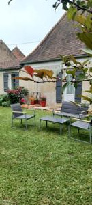 Blis-et-BornにあるMaison à la Campagneの家庭のベンチ2台