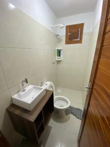 ein Badezimmer mit Waschbecken und Toilette in der Unterkunft Casa Maju in Aquiraz