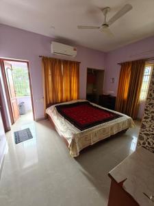 Ένα ή περισσότερα κρεβάτια σε δωμάτιο στο Marshal's Den Near Isha Yoga