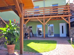 una casa y un patio con pérgola de madera en Ferienwohnung Gartenstraße, en Malchow
