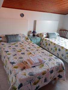two beds sitting next to each other in a bedroom at La Chungita in Villanueva de Arosa +5 photos