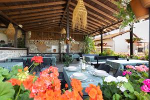 Un restaurante con mesas, sillas y flores. en VILLA SOL, en Sunny Beach