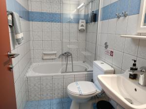 Un baño de City Life Port Hotel