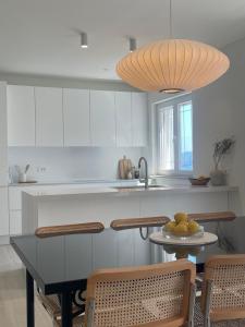 een keuken met een tafel met een fruitschaal erop bij Apartment Maestral, Pucisca ,Island Brac in Pučišća