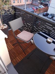 een tafel en een stoel op een balkon bij Aurora in Zagreb